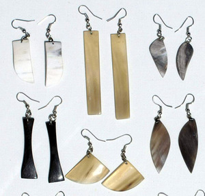 Boucles d'oreilles en corne de vache, bijoux fait à la main, 1 pièce, bijoux inspiration africaine, pour femmes - Product Image 1