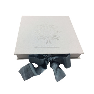 Cajas de invitación de boda de lino estampadas, monograma de papel de aluminio gris plateado Vintage - Product Image 1