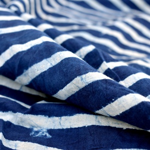 Tela de Algodón Azul Índigo con Estampado de Bloques Indio para Textiles del Hogar, Hecha a Mano, Orgánica, Ecológica, para Confección de Vestidos y Bolsos - Product Image 3