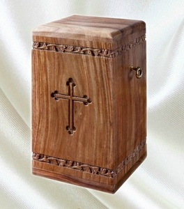 Urne funéraire en bois durable en forme de croix sculptée à la main pour contenir des cendres funéraires humaines et animales Urne funéraire en bois à forte demande Vente chaude - Product Image 1