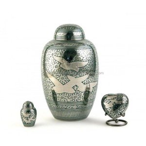 Ensemble d'urnes funéraires en laiton rouge de style américain avec un design rose élégant et classique - Product Image 3