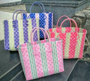 Sac fourre-tout de plage tissé à sangle PP coloré fait à la main du Viet Nam - Product Image 4