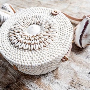 2025 à la mode coquille ronde rotin sacs à main Logo personnalisé Floral décoré Style naturel plage couverture bouton fermeture à la main Vietnam - Product Image 2