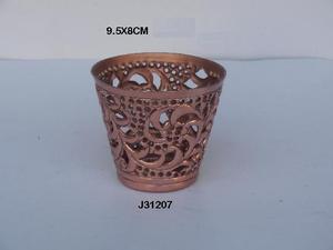 Bougeoir en forme de V en aluminium avec finition en cuivre, motifs votifs coupés à la main, pour usage domestique, emballage de boîte disponible - Product Image 2