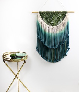 Macramé à coloration par trempage, suspension murale en macramé - Product Image 1