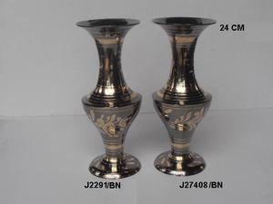 Vases traditionnels indiens en métal moulé en laiton avec peinture noire, décor de maison traditionnel indien - Product Image 3