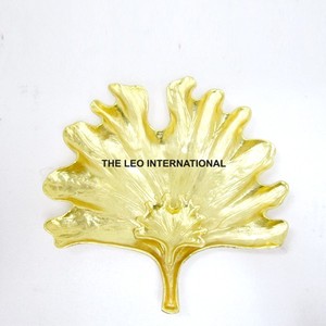 Plateau décoratif à croustilles et à tremper Plateau de service polyvalent en aluminium et métal avec feuille de palmier pour collations 8x10x2 pouces - Product Image 1