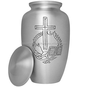 Hermosa urna de cremación cruzada de latón rezando a mano de Brassworld India para suministros funerarios para adultos - Product Image 2