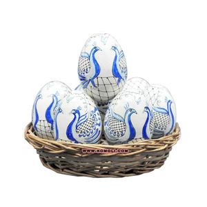 Adornos decorativos de huevos de Pascua de madera pintados a mano blancos y rojos para la caza de huevos de Pascua y la decoración de primavera hecha a mano en la India, venta al por mayor - Product Image 3