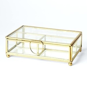 Boîte à bijoux en métal doré de forme carrée - Product Image 1