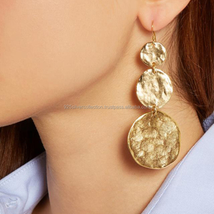 Pendientes de gancho para mujer bañados en oro diseño martillado última moda - Product Image 1