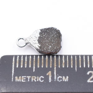 Druzy negro con colgante plateado de forma áspera de fianza - Product Image 2