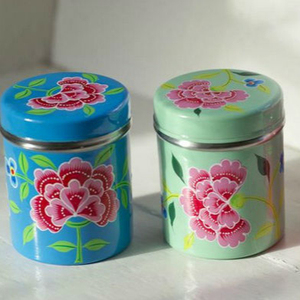 Juego de dos tarros de almacenamiento florales coloridos con tapas de metal para té, especias o uso decorativo - Product Image 1