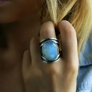 高品质氧化天然蓝色彩虹月长石妇女手工戒指