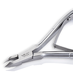 Pinza de cutícula CL-203, acero inoxidable, color gris, acabado vietnamita, OMI - Product Image 1