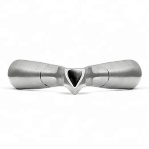 Pinza para cutículas con acabado opaco de acero inoxidable para salón de uñas con logotipo personalizado, curvada para dedos, calidad profesional, cantidad a granel - Product Image 1