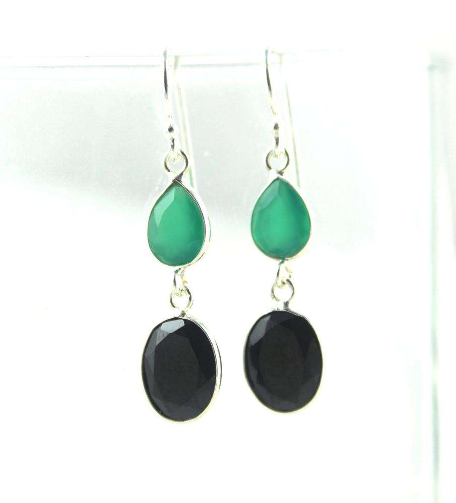 สีดำและสีเขียว