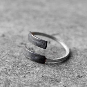 Bague en Rhodium noir, accessoire de finition minimaliste, Design réglable fait à la main - Product Image 1