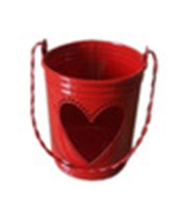 Support votif en métal en forme de coeur en métal enduit de poudre rouge avec poignée Lanterne en fer rouge en forme de coeur - Product Image 1