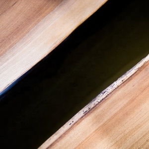 Mesa de comedor de madera sólida con borde vivo, diseño moderno y personalizado con resina epoxi negra, pata de hierro, concepto de Río para muebles del hogar - Product Image 1