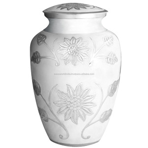 Flourish Brass Funeral Urn Suministros de calidad premium para servicios conmemorativos - Product Image 4