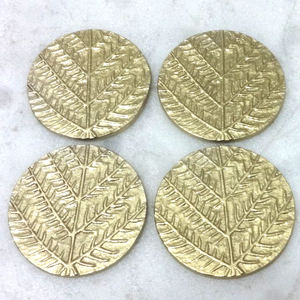 Lot de 4 sous-verres en bois rond avec design de feuille en métal moulé - Product Image 1