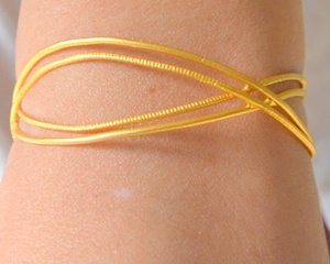 Elegante brazalete pequeño unisex para pulsera en oro o plata alambre fino accesorio de moda de metal - Product Image 3