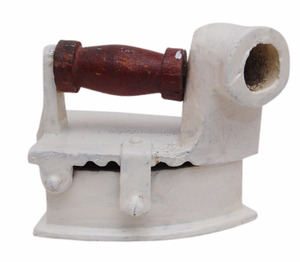 Fer à repasser vintage en fonte pour la maison et le jardin par voie naturelle Fer à repasser pour vêtements avec manche en bois et couleur enduite blanche - Product Image 1