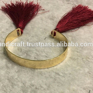 Pulsera de Oro con Borla Borgoña, Estilo Bohemio, Hecha a Mano, Mágica - Product Image 1