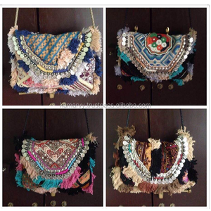 Bolso de Mano Tipo Sobre KAMARVY, Tela de Algodón, Estilo Tradicional Banjara y Gitano, Hecho en Delhi - Product Image 2