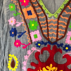 Vestido Midi Estilo Vintage para Mujer, Nuevo Diseño de Alta Gama, Túnica Bordada con Estampado Hippo Suzani, Estilo Bohemio Chic con Toque Tradicional Banjara - Product Image 5