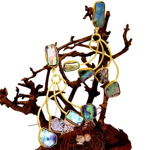 ต่างหูมุกน้ำทะเลสีฟ้าธรรมชาติ ชุบทอง ปราศจากนิกเกิล ทำด้วยมือ เหมาะสำหรับผู้หญิง งานหมั้น งานครบรอบ งานปาร์ตี้ - Product Image 3