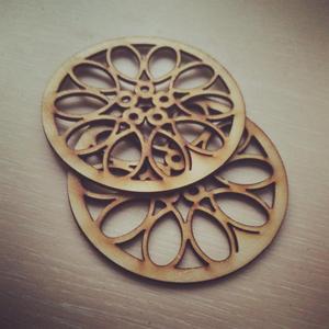 Lot de 2 sous-verres en bois découpés au laser, design floral élégant, parfaits pour les boissons et la décoration intérieure - Product Image 2