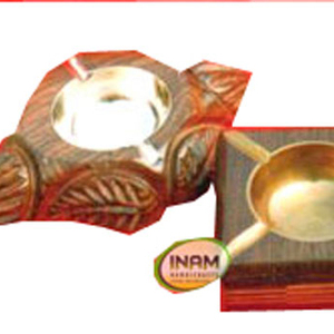 Nuevo Regalo Promocional: Hermoso y Elegante Colector de Ceniza para Cigarrillos Hecho a Mano en Madera con Incrustaciones de Latón - Product Image 1