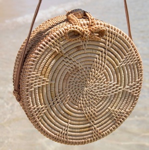 กระเป๋าชายหาดหวายสานบาหลีขายส่ง งานฝีมือจากอินโดนีเซีย ปิดด้วยซิปและกระดุม กระเป๋าแฟชั่นประดับดอกไม้ลูกปัดและโซ่ - Product Image 5