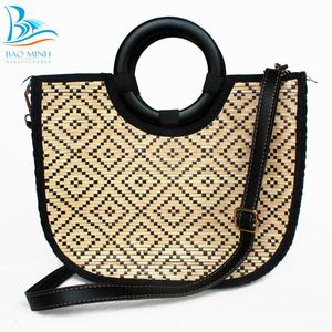 Paja negra y bolsa de mimbre con asa y correa larga - Product Image 3