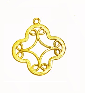 Fantaisie Trèfle Design Brossé Plaqué Or Pendentif en Métal - Product Image 1