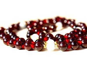 ลูกประคำ 108 เม็ด หินโกเมน หินมูนสโตนสีขาว ขนาด 8 มม. สไตล์ทิเบต สำหรับทุกเพศ เครื่องประดับโยคะ หินคริสตัลบำบัด - Product Image 3