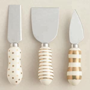 Juego de cuchillos de queso con arco de madera y flecha, conjunto de edredón negro y gris, conjunto de mesa de comedor negra y púrpura - Product Image 1