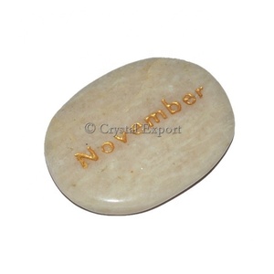 Pierre de lune de novembre sculptée pierre gravée de style Feng Shui - Product Image 1