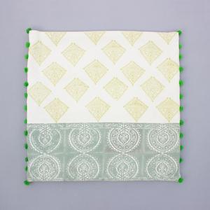 Funda de cojín cuadrada decorativa geométrica de lino y algodón Indus de 45x45cm con pompón - Product Image 4