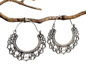 Pendientes con forma de flor de diamante de la mejor calidad, pendientes elegantes tribales de latón martillado, Metal plateado, fiestas, bodas - Product Image 2