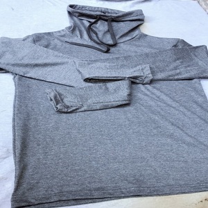 T-shirts personnalisés à manches longues avec trou pour le pouce et col haut OEM - Product Image 3