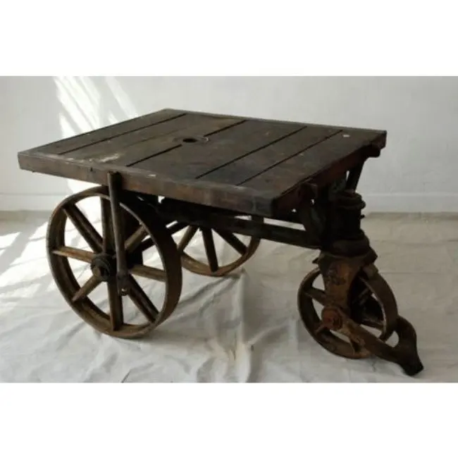 바퀴를 가진 산업 & 포도 수확 까만 철 금속 & 오래된 철도 목제 손수레 커피용 탁자