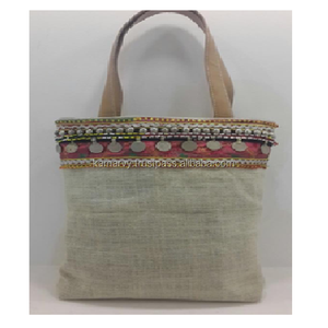 Sac fourre-tout artisanal de style vintage indien traditionnel en jute KAMARVY KAM026 avec motif de lettres moyennes - Product Image 1