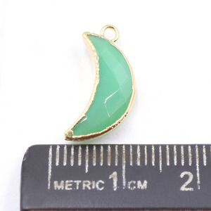 Pendentif en chrysoprase et calcédoine en forme de lune, 19-21 mm, laiton plaqué or 18 carats avec anse, breloque en pierre facettée pour la fabrication de bijoux - Product Image 3