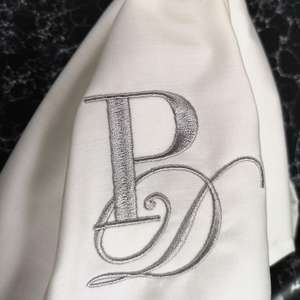 Vente en gros de belles serviettes en monogramme 100% coton blanc en 16*16 pouces pour mariage et événement - Product Image 2