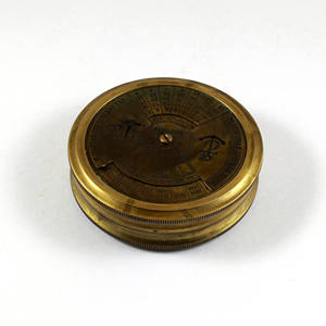 Brújula antigua de latón náutico de 3 pulgadas con calendario de 50 años dentro de Funda de cuero hecha de aleación de metal y texto grabado en vidrio - Product Image 1
