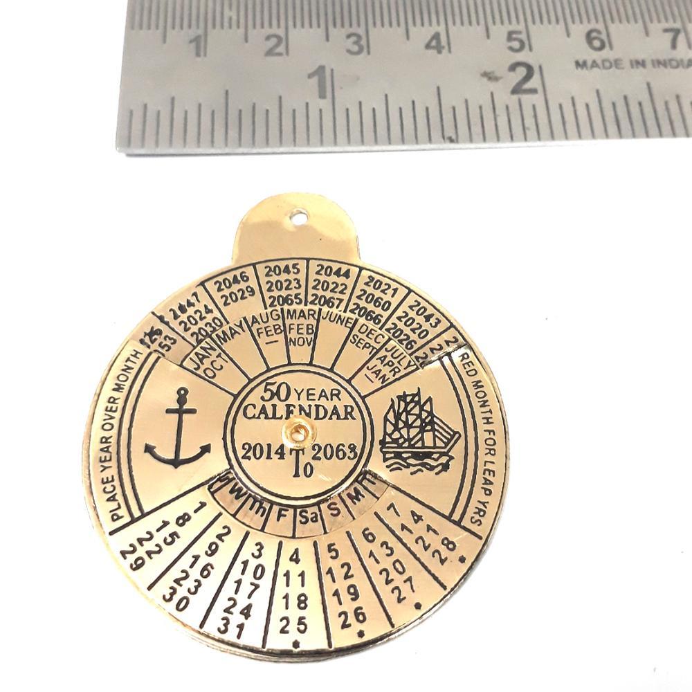 Calendrier Perpétuel En Laiton Dans Boîte Bois - Style Nautique Vintage - Diamètre 5,5 Cm - Décoration Bureau Ou Maison