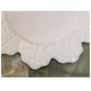 Placa de cargador de boda blanca con borde de hoja, diseño redondo en relieve de hierro metálico, patrón grabado, plato de estilo INS ecológico para eventos - Product Image 5